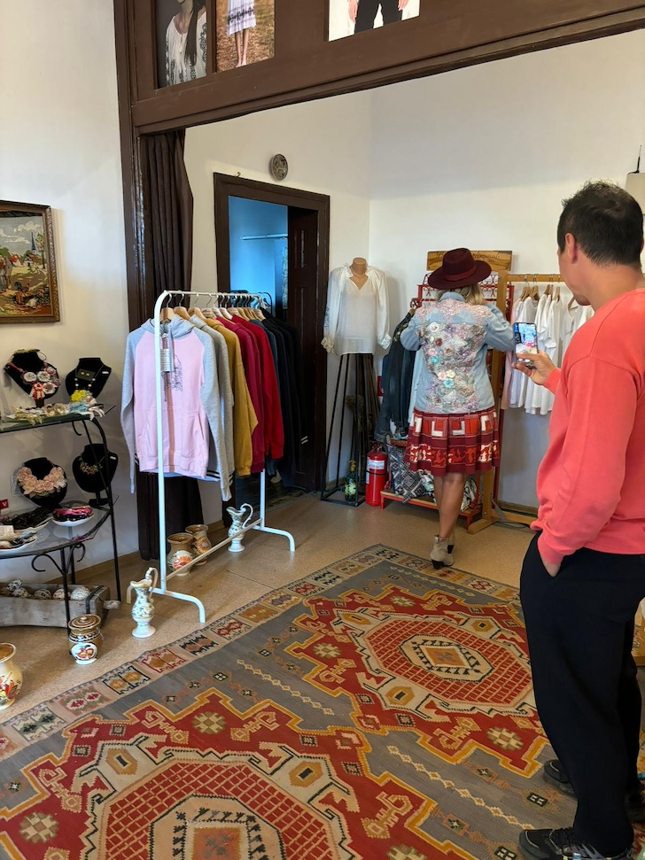 Ruşine, România!O cruce coşcovită din lemn, în memoria eroilor români!!