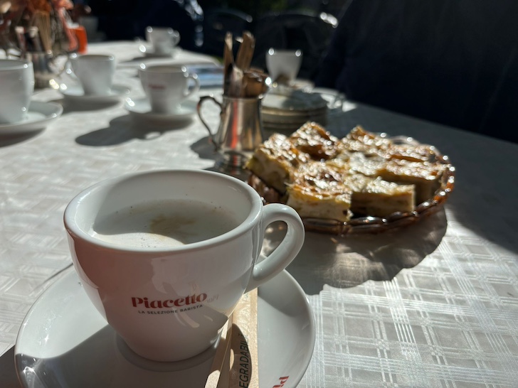 Sute de motociclişti au aprins lumânări la locul accidentului în care a murit poliţistul din coloana lui Gabriel Oprea