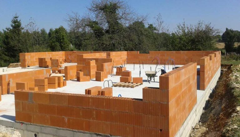 Oportunitate pentru tinerii români: terenuri gratuite pentru construcția de locuințe