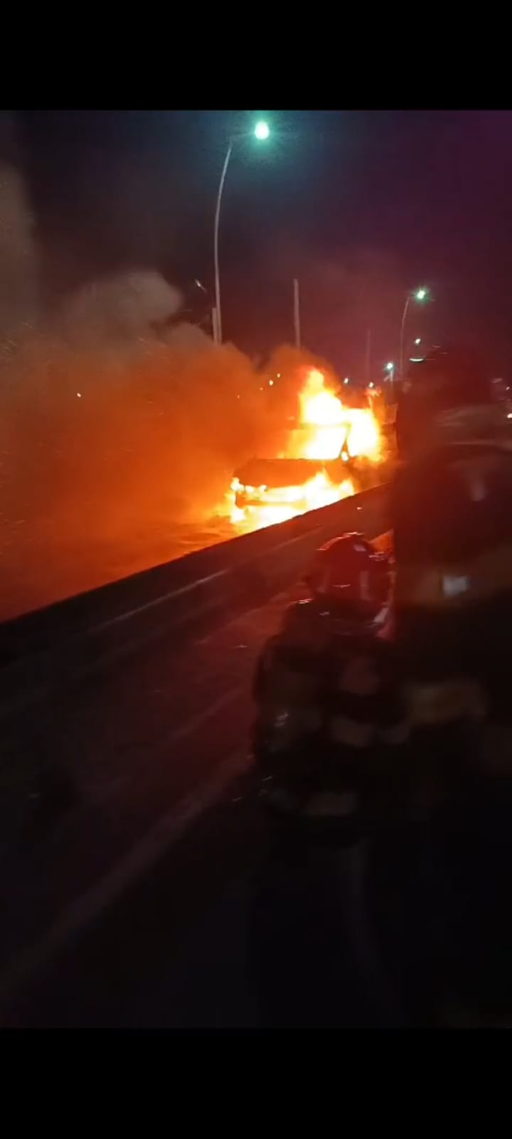 Autoturism cuprins de flăcări la Ploieștiori