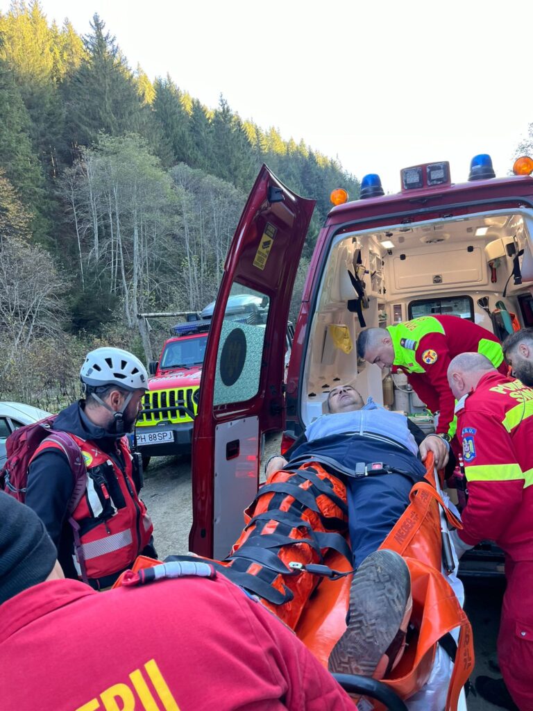 Salvamontiștii din Prahova au intervenit de urgență pe Valea Limbășelului pentru a salva un bărbat accidentat