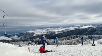 Încă o zi de schi la Sinaia. Instalațiile funcționează, pârtiile sunt deschise!