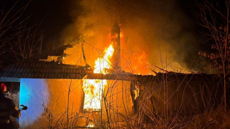 Incendiu fatal la Breaza de Jos. O femeie de 90 de ani și-a pierdut viața