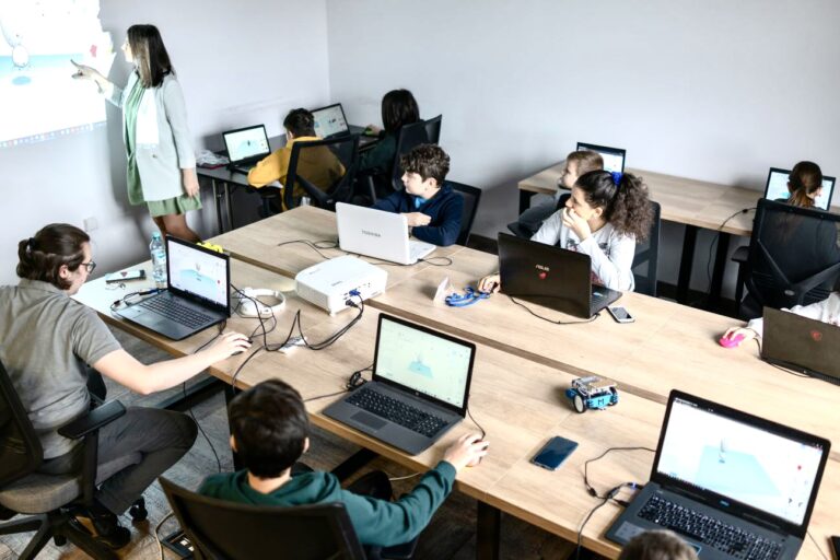 Digitalizare pentru școlile din Ploiești. 47 de unități de învățământ primesc echipamente moderne