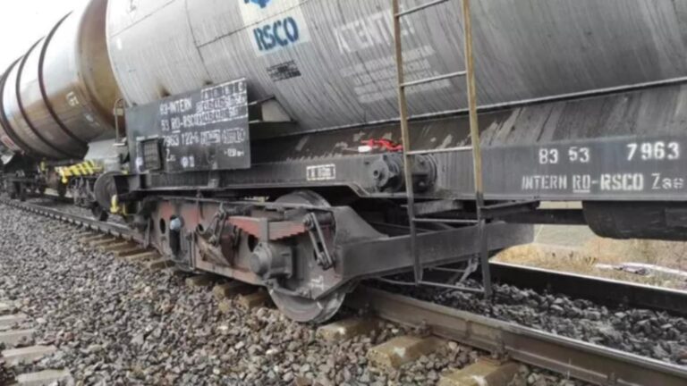 Tren cu benzină de la Petrobrazi Prahova, deraiat. Pericol de explozie