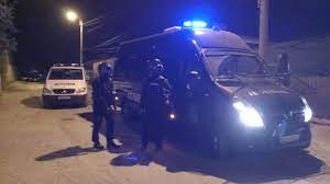 Cetățenii din Mimiu au atacat cu pietre pe artiștii care au venit să le ofere un cadou muzical, dintr-un motiv ireal!