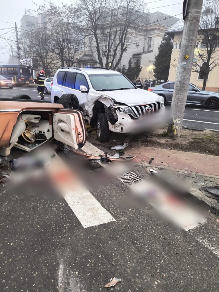 Accident grav în Ploiești. Mașină răsturnată, doi răniți și un pieton lovit