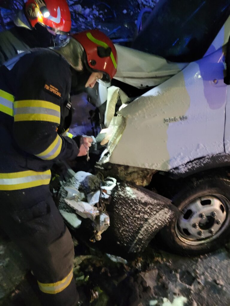 Coliziune între două microbuze și un autotren în Prahova. 12 persoane au ajuns la spital