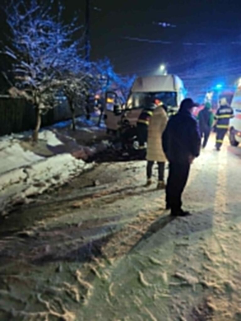 Administratorul drumului, sancționat după accidentul dintre două microbuze și un TIR