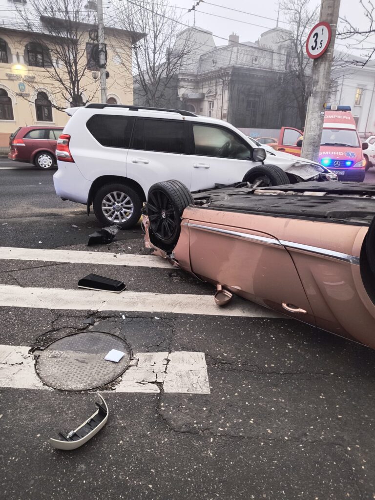O femeie fără permis și sub influența alcoolului, reținută pentru 24 de ore după un accident grav