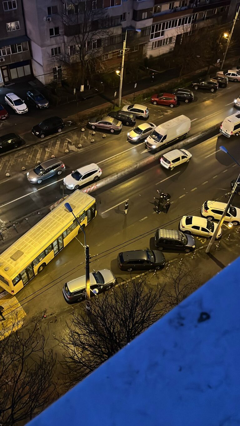 Tânăr lovit pe trecerea de pietoni de un șofer care a fugit de la locul faptei
