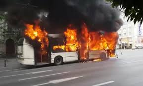 Autobuz în flăcări la Bucov