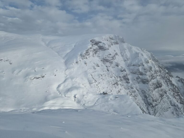 Alertă de avalanșă în Bucegi, Baiului și Ciucaș: Riscul este extrem de mare!