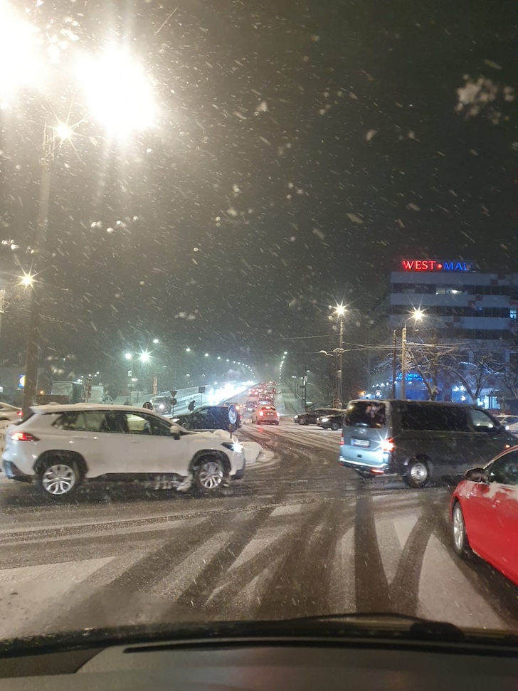 FOTO Exclusiv. Carambol pe Podul Mărăsesti. Trafic blocat la iesirea din Ploiesti din cauza poleiului