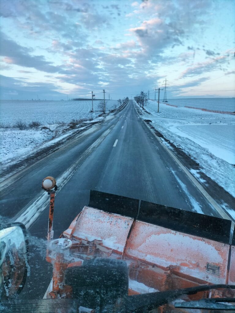 Drumurile sunt deschise, dar iarna nu iartă! Șoferii, sfătuiți să circule cu prudență