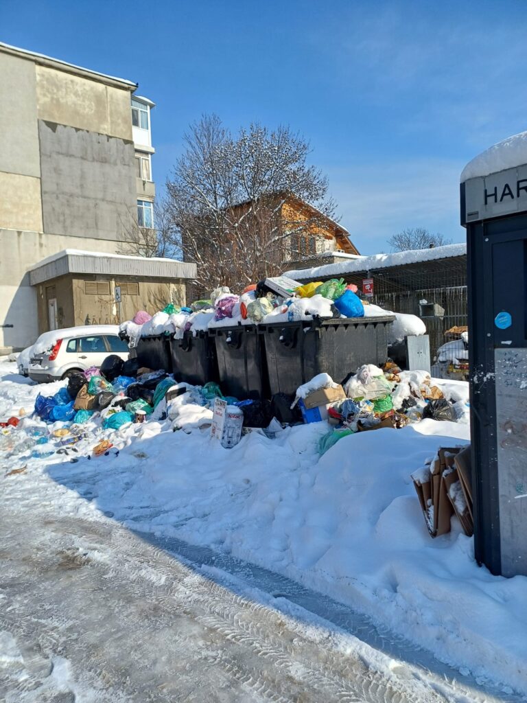 Ploieștiul se luptă cu gunoiul neridicat din cauza blocajelor administrative