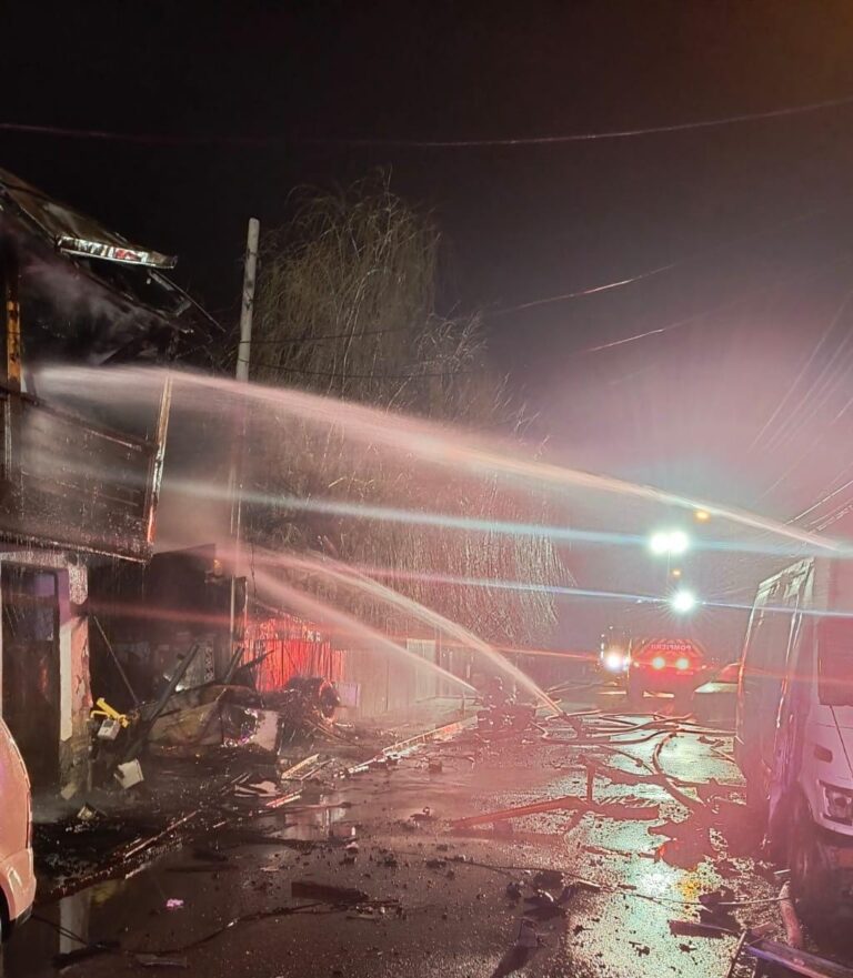 Incendiu violent în Ploiești, Explozie în timpul intervenției, un pompier grav rănit