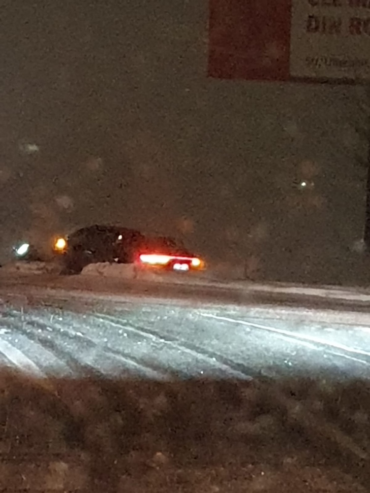 FOTO Autovehicul răsturnat pe DN1, pe Centura de Vest a Ploiestiului, zona giratoriu Strejnicu