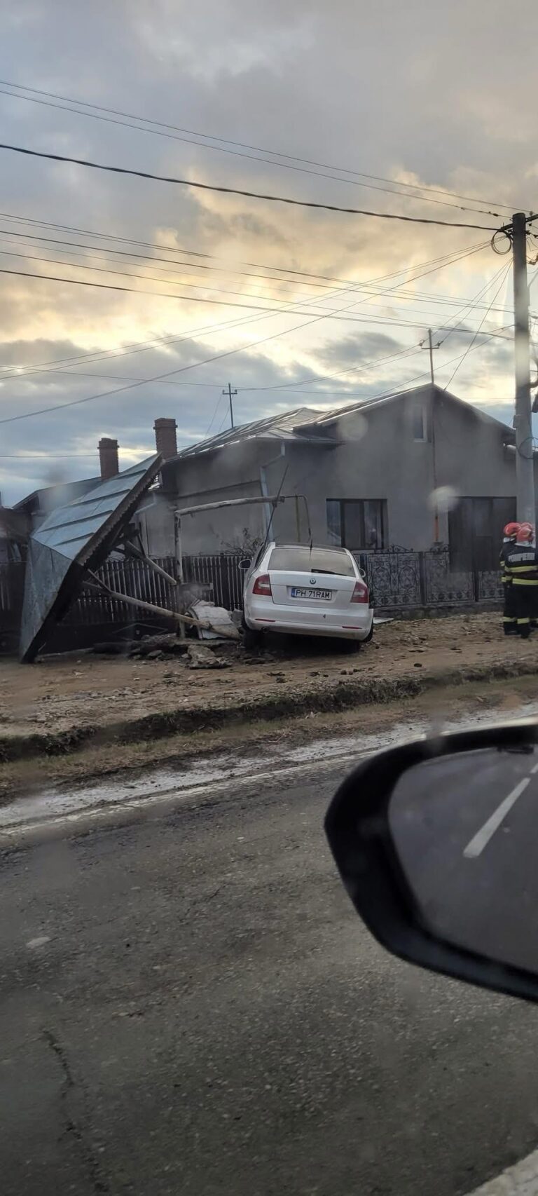 Din drum, direct în fântână! Accident în Prahova