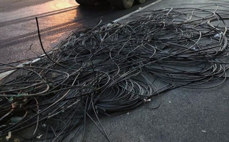 Polițiștii au dat buzna peste suspecți de furt de cabluri electrice