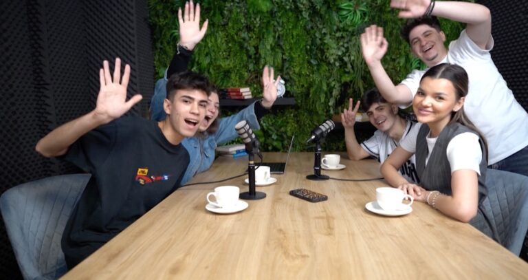 „Ceai de zis” – Podcastul tinerilor care vor să fie auziți la debut