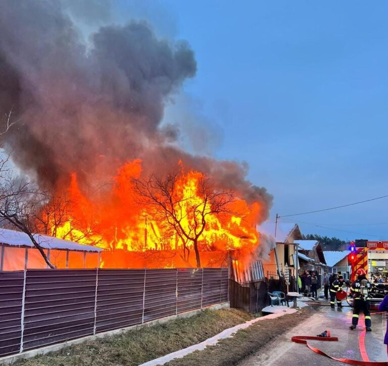Flăcări uriașe în Starchiojd! Trei case distruse de un incendiu puternic