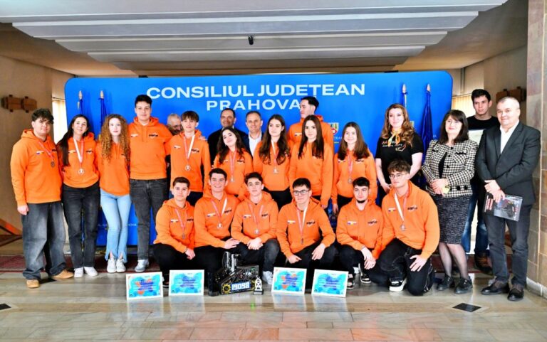 Echipa Eastern Foxes din Ploiești a plecat în SUA pentru Mondialul de Robotică