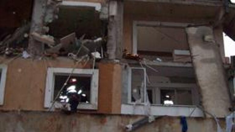 Explozie violentă într-un bloc din Ploiești! Persoane evacuate de urgență