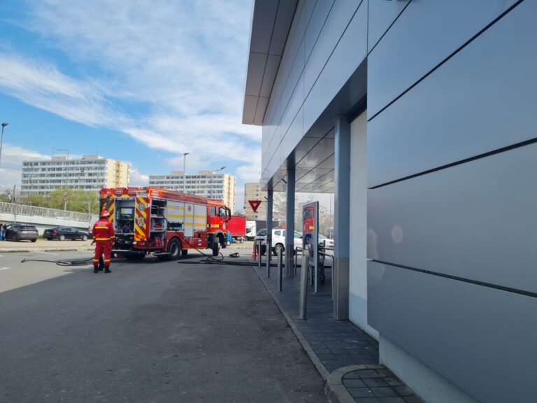 Panică la un supermarket din Ploiești. Zeci de oameni evacuați