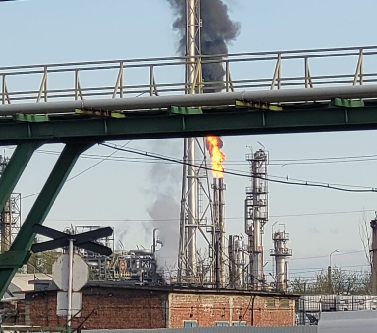Avarie la Rafinăria Petrotel Lukoil Ploiești. Nor dens de fum și miros puternic în zonă