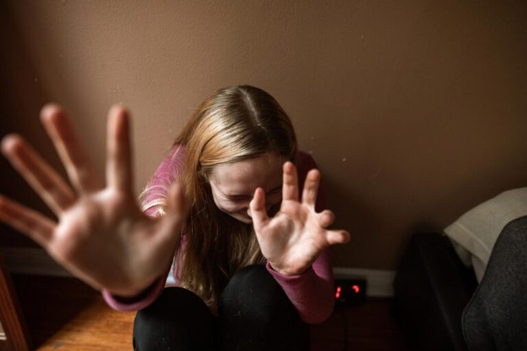 Un copil din patru sună la 116111 din cauza abuzurilor din familie