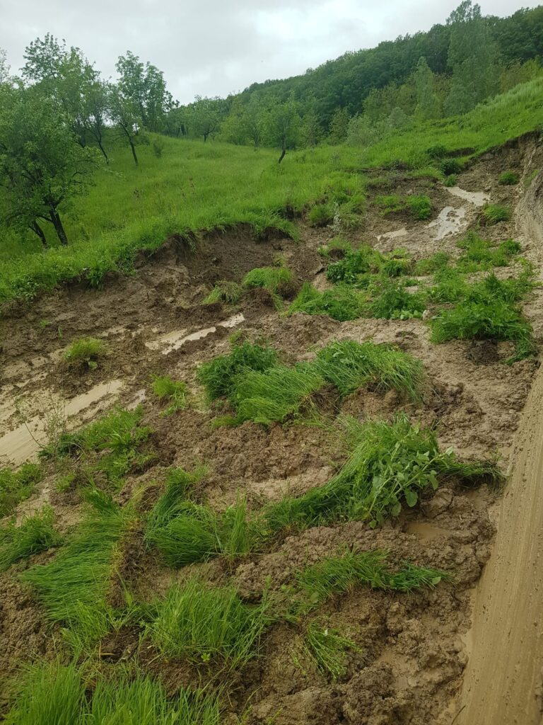 Pământul a luat-o la vale în Prahova