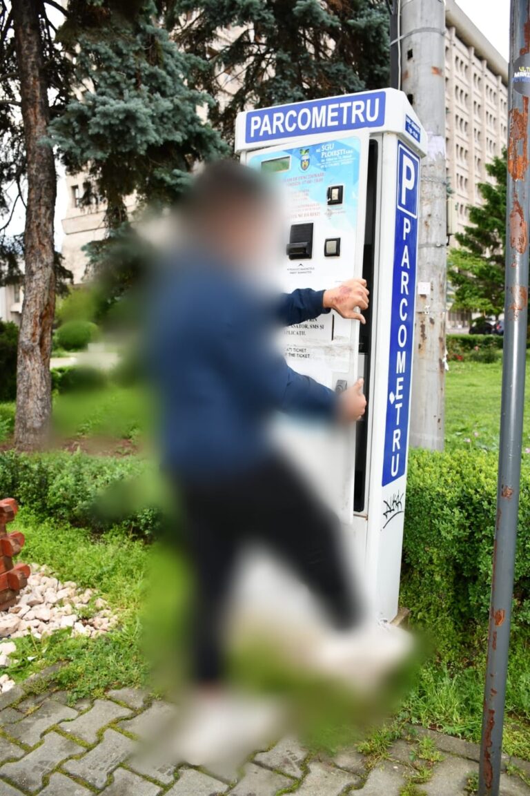 Bani furați din parcometrele din Ploiești. Hoț prins în miez de noapte, rețeaua demascată