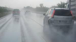 Ploaie și carosabil ud. Poliția le cere șoferilor să conducă cu prudență