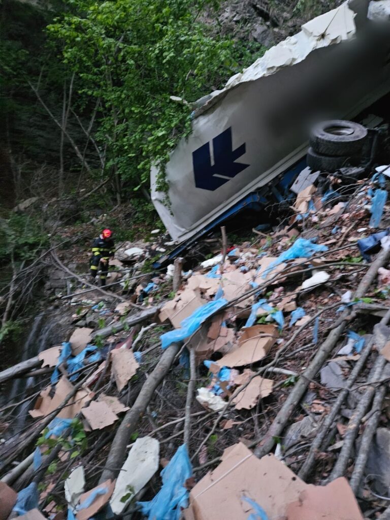 TIR prăbușit 130 de metri în gol. Șoferul a supraviețuit