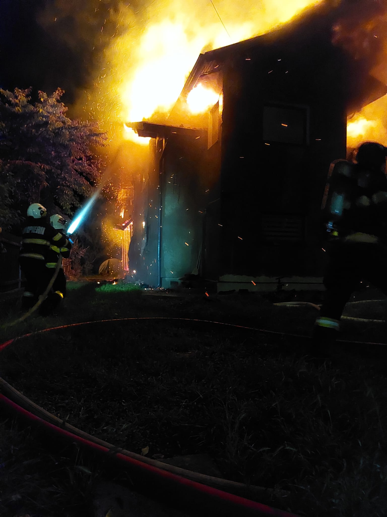 Locuință distrusă de flăcări în miez de noapte