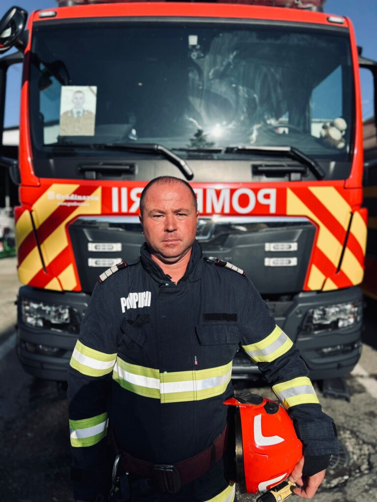 Eroul din timpul liber. Pompierul care a salvat o casă în flăcări înainte să vină echipajele