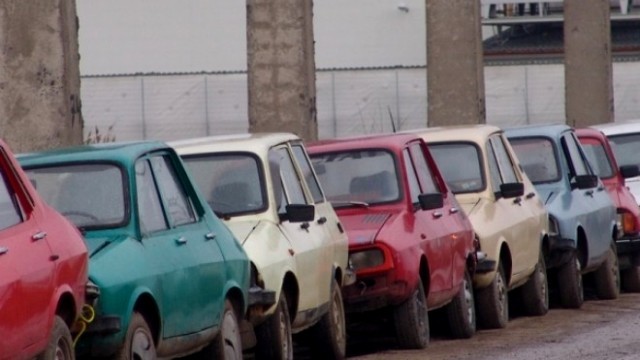 Rabla întârzie, vânzările de mașini noi se prăbușesc. Piața auto din România se mută spre second-hand