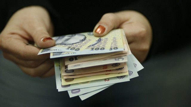 Mita ajunge pe raft. Șefi din supermarketuri, acuzați că au primit bani pentru fructe stricate