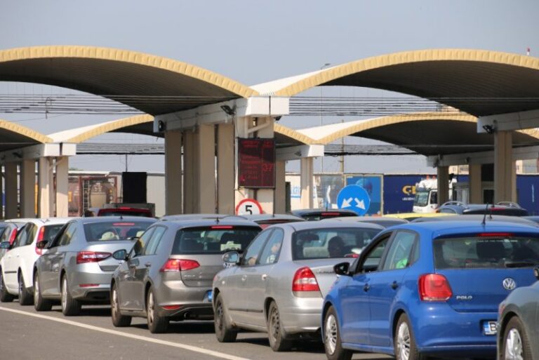 Cozi kilometrice la ieșirea din țară prin Giurgiu – Ruse. De ce este blocat traficul pe  Podul Prieteniei