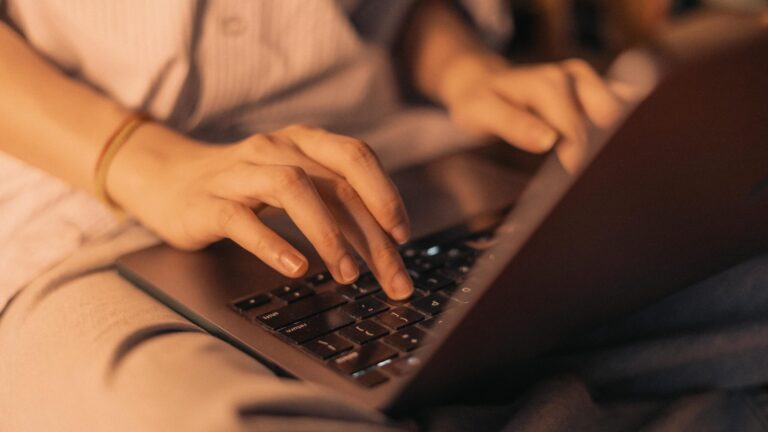 Cutia misterioasă care devine coșmar financiar! Notino, folosit într-o nouă înșelătorie online
