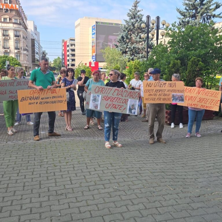 Salarii restante, proteste reluate. Angajații centrului medico-social din Boldești-Scăeni. din nou în stradă