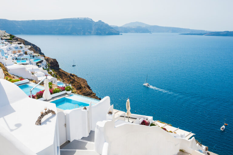 Vacanțele în Mykonos și Santorini devin mai scumpe. Grecia introduce o nouă taxă pentru turiști