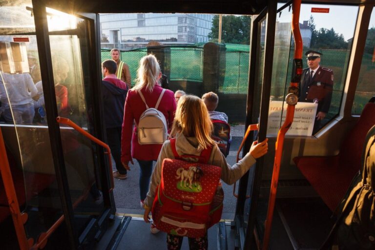 Elevii ploieșteni vor primi autorizațiile de transport gratuit direct prin școală. Drumurile la tonete devin istorie