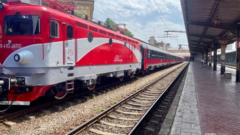 Lucrările pe calea ferată aduc schimbări în mersul trenurilor în septembrie. Călătorii vor fi transbordați cu autobuze pe mai multe rute