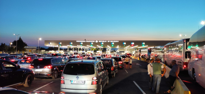 Coloane uriașe de mașini la ieșirea din țară prin Giurgiu! Podul Prieteniei, blocat!