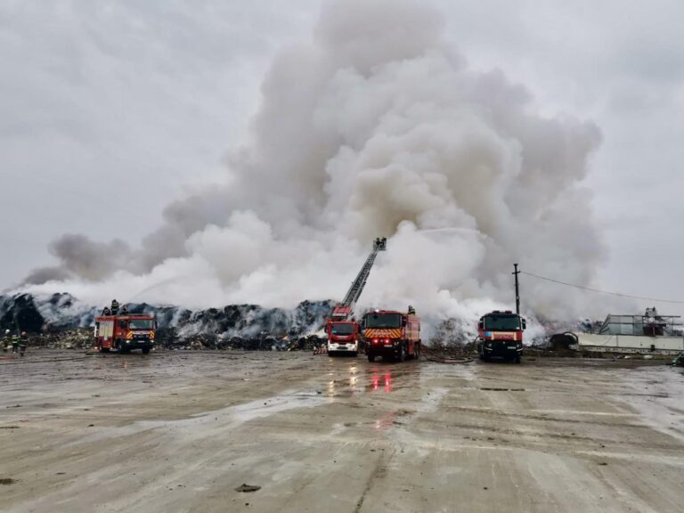 Incendiul de la Aricestii Rahtivani nu a fost încă stins, nici după 60 de ore de la izbucnire!