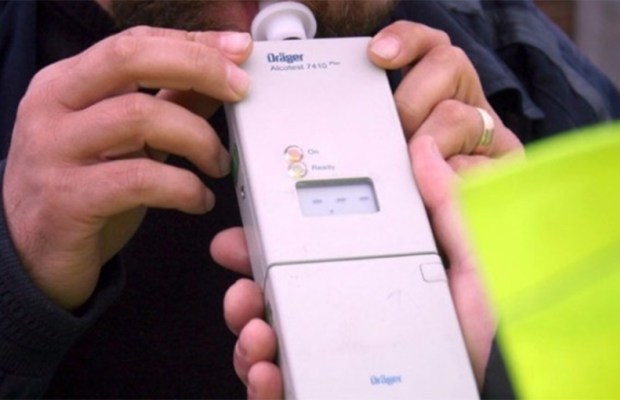 Inconştienţa care poate ucide: şofer prins de poliţişti sub influenţa alcoolului şi fără permis de conducere