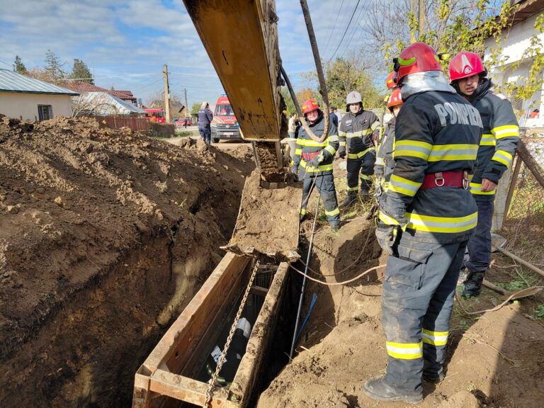 FOTO/ VIDEO  Intervenție de urgență! Doi bărbați, prinsi sub un mal de pământ la Gherghița!