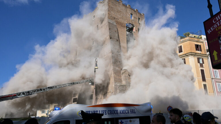 Muncitorul român prins sub dărâmături după prăbușirea turnului medieval de la Roma a murit